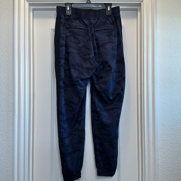 Athleta Brooklyn Textured Jogger Blue Camo Outdoor‎ Travel Adventure Pant Sz 2 - Picture 6 of 9
